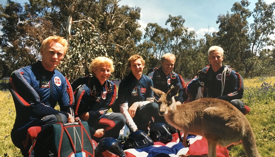 Norgies poserer med en lokal hopper. Australia 1999. Norgies poserer med en lokal hopper. Australia 1999.