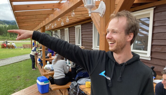 Kjetil Levik ler av lagkamerat Kristoffer Torstensen, som datt i en nullvindslanding Kjetil Levik ler av lagkamerat Kristoffer Torstensen, som datt i en nullvindslanding