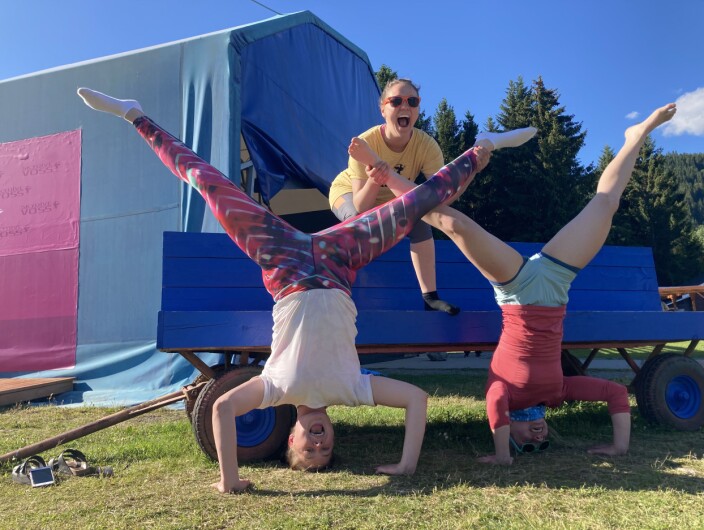 Triple trouble er sprekere enn de fleste. Og lag fra NTNU har fantastiske lagbilder Triple trouble er sprekere enn de fleste. Og lag fra NTNU har fantastiske lagbilder
