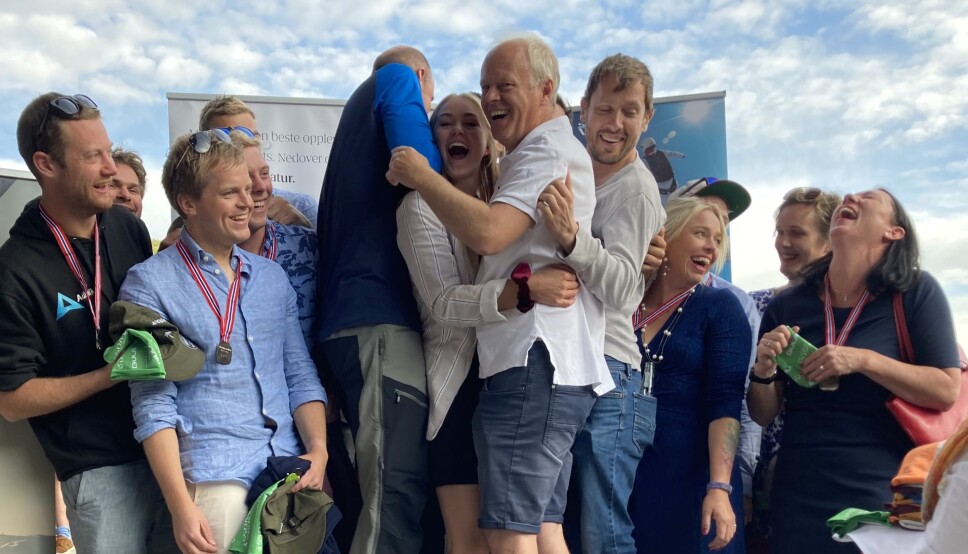 Christiane og Carl-Erik (midten) på en litt for liten pall