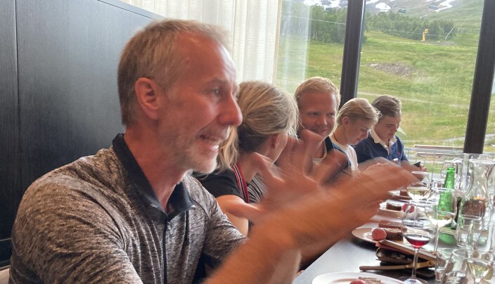 Pål deler gjerne det han kan med andre. Her med tydelige håndbevegelser fra NM-banketten 2020 Pål deler gjerne det han kan med andre. Her med tydelige håndbevegelser fra NM-banketten 2020