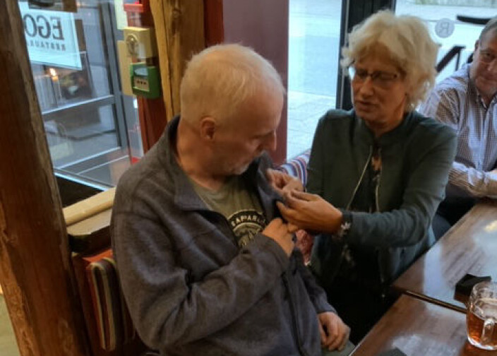 Trond får gullnåla montert på jakka Trond får gullnåla montert på jakka