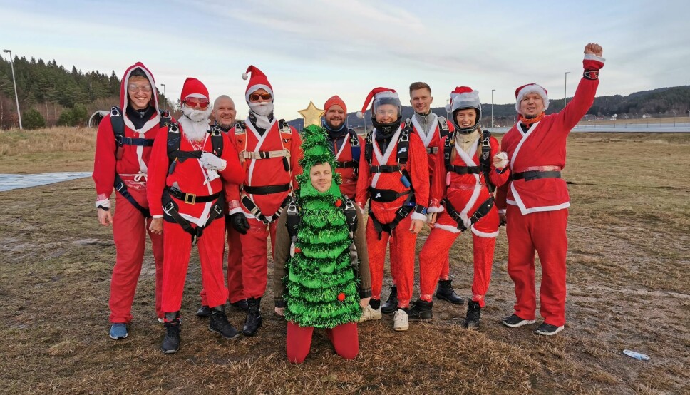 Kjevik Fallskjermklubb arrangerte nissehopp fra helikopter, i går på lille julaften. Det er video fra et hopp nederst i saken.