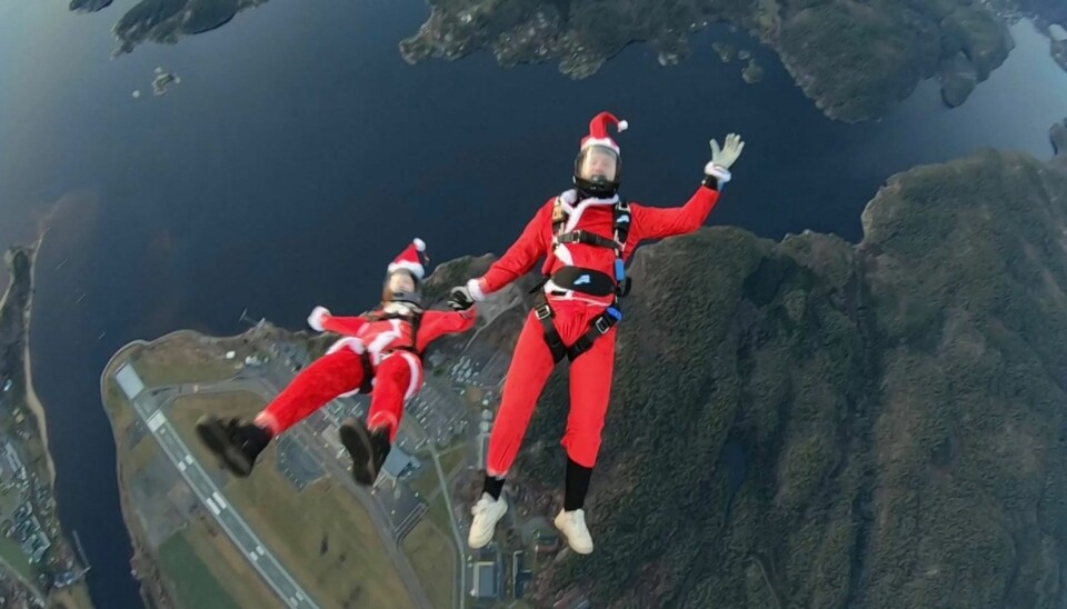 Kristina Aarvold og Aleksander Rød exiter fra helikopteret lille julaften