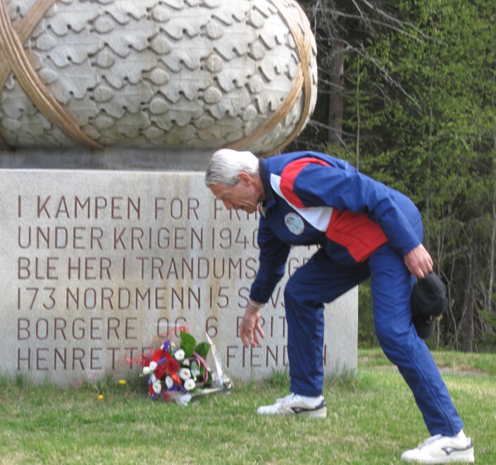 Kjell bekranser minnesmerke i Trandumskogen Kjell bekranser minnesmerke i Trandumskogen