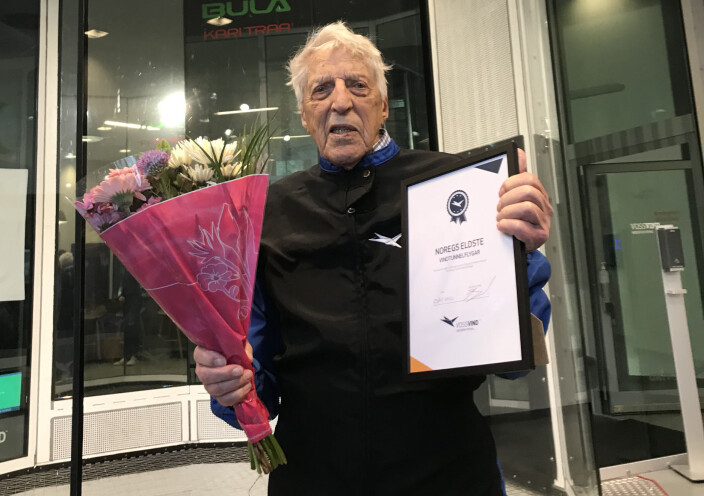Ivar Kristoffersen med diplom for ny norsk rekord, som norges eldste vindtunnelflyger Ivar Kristoffersen med diplom for ny norsk rekord, som norges eldste vindtunnelflyger