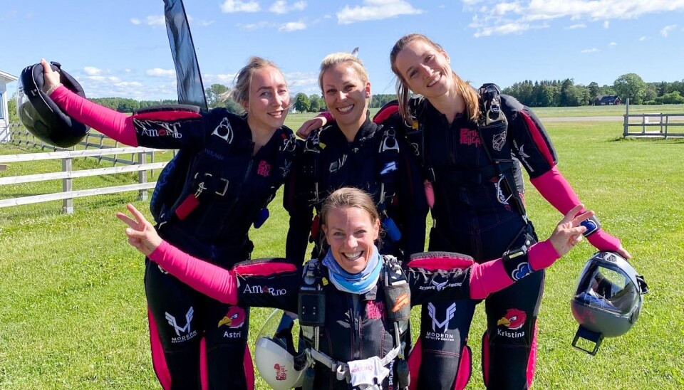 Pink Pelican, med Astri Maren Midtgarden, Sile Søraas, Kristina Aarvold, og Siri Victoria Lund foran