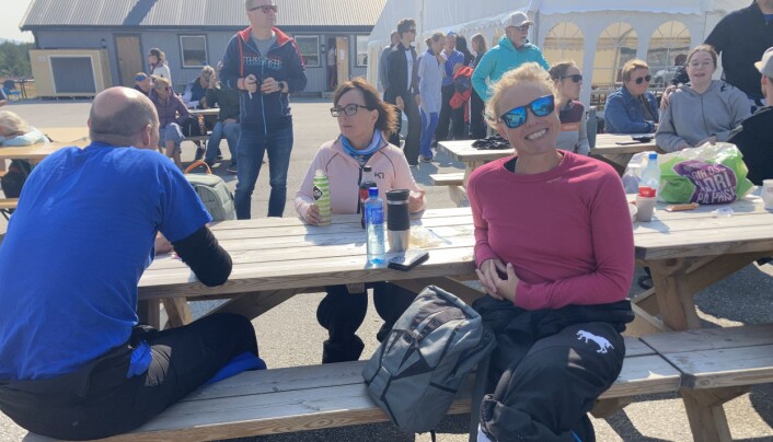 Tonje fra Viken Warriors smiler etter en god konkurransedag. Bodil som sitter til venstre for Tonje, er også med på laget Tonje fra Viken Warriors smiler etter en god konkurransedag. Bodil som sitter til venstre for Tonje, er også med på laget
