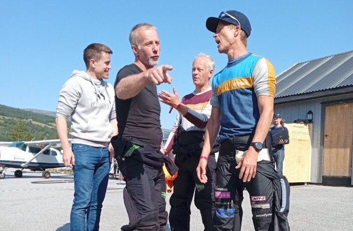 Blue Bellycan får hjelp av Norgies med å gå hoppet. Sondre og Derek var på løft, da dette "lagbildet" ble tatt. Blue Bellycan får hjelp av Norgies med å gå hoppet. Sondre og Derek var på løft, da dette "lagbildet" ble tatt.