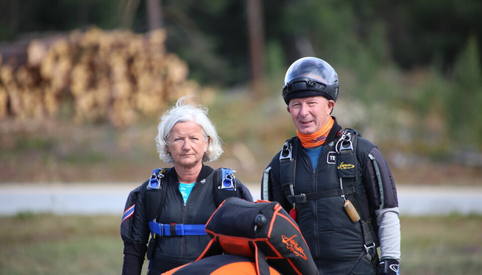 Marit Lyftingsmo og Øivind Godager etter et hopp på NM 2021. Begge har uttalt at de nå er ferdige med fallskjermkarrieren. Øivind toppet med gull i NM i FS8 i 2019, mens Marit har tatt bronse i samme gren i 2018.