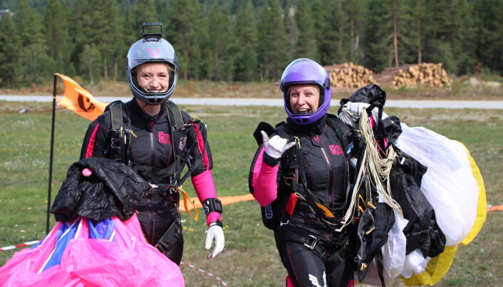 Arrangørkomiteens Kristina Aarvold (tv) hoppet på FS4-R laget Pink Pelican, sammen med Silje Søraas (th) Arrangørkomiteens Kristina Aarvold (tv) hoppet på FS4-R laget Pink Pelican, sammen med Silje Søraas (th)
