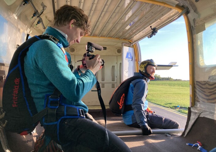 Thomas nyter sola, mens flyet taxer mot rullebanen. Både fotograf og kamera er festet med seler. Thomas nyter sola, mens flyet taxer mot rullebanen. Både fotograf og kamera er festet med seler.