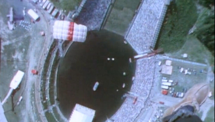 Laffen over Besserudtjernet og Holmenkollen hoppbakke, under 'Ta sjansen' i 1984 Laffen over Besserudtjernet og Holmenkollen hoppbakke, under 'Ta sjansen' i 1984