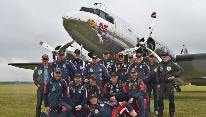 Veteranene foran DC-3'en til Dakota Norway Veteranene foran DC-3'en til Dakota Norway