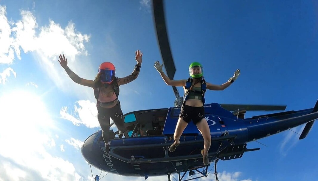 Kina Mari Jøntvedt og Sofie Arneng hopper fra helikopter Kina Mari Jøntvedt og Sofie Arneng hopper fra helikopter