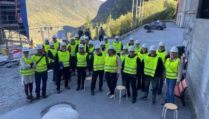En spent gjeng dresset opp for å ta seg inn i den gamle kjelleren der selve Tungsvannsaksjonen ble utført. En spent gjeng dresset opp for å ta seg inn i den gamle kjelleren der selve Tungsvannsaksjonen ble utført.