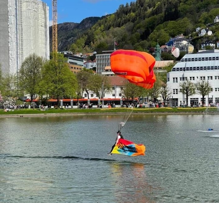Demo med Bergen Fallskjermklubb sitt flagg Demo med Bergen Fallskjermklubb sitt flagg
