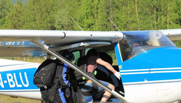 Frittfall elev og Henning Hansen på tur inn i Blu’en med flygesjef Kjell Hakkebo som pilot. Frittfall elev og Henning Hansen på tur inn i Blu’en med flygesjef Kjell Hakkebo som pilot.