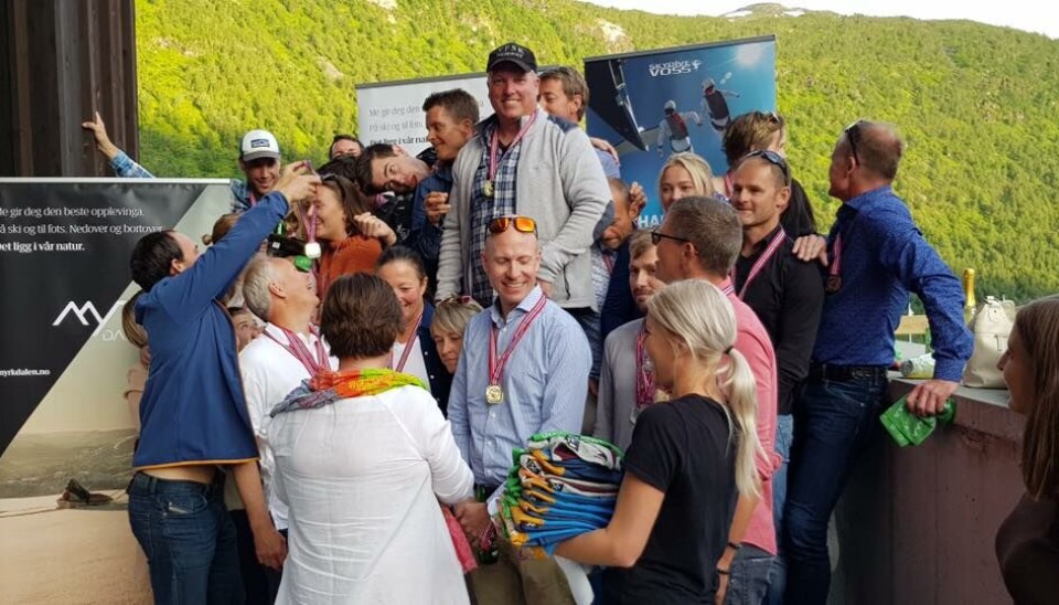 En noe insisterende redaktør, nekter å få medaljen i hånda, under NM 2020