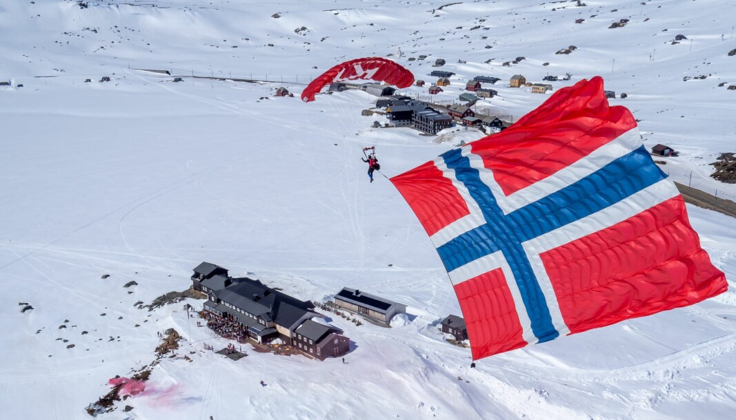 Iver Amundsgård med Grenland Fallskjermklubb sitt 300 kvadratmeter stort flagg over Finse. Iver Amundsgård med Grenland Fallskjermklubb sitt 300 kvadratmeter stort flagg over Finse.