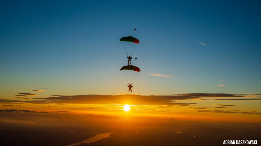 Zion Freefly på sunsetload over Østre Æra flyplass. Zion Freefly på sunsetload over Østre Æra flyplass.