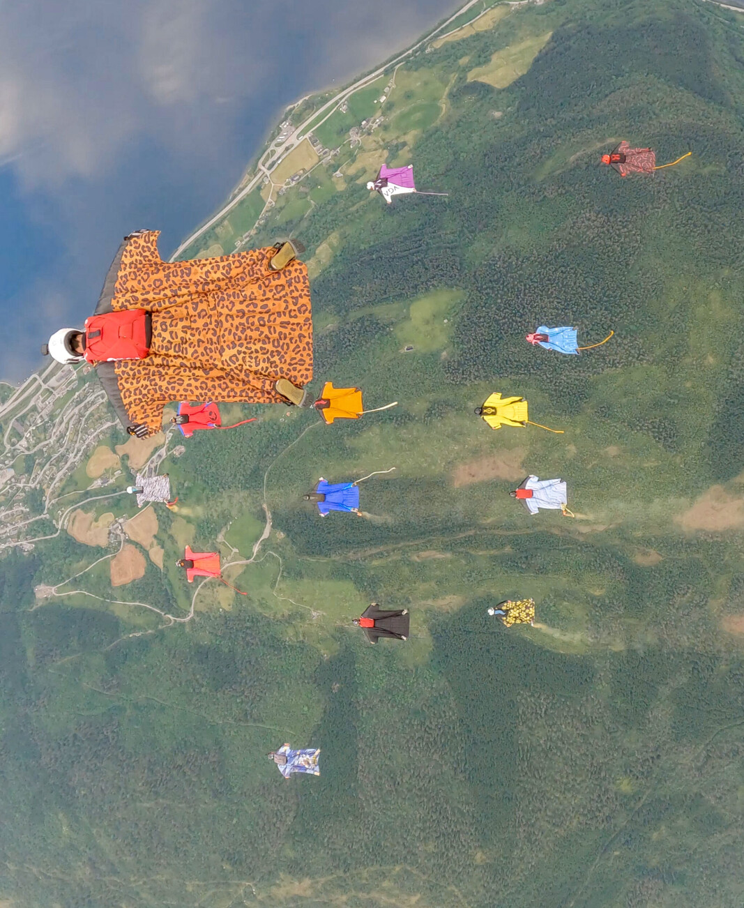 Etter rekorden tok alle sammen på seg streamers i PRIDE farger og fløy formasjonen som en demo over festivalteltet i Voss sentrum. Etter rekorden tok alle sammen på seg streamers i PRIDE farger og fløy formasjonen som en demo over festivalteltet i Voss sentrum.