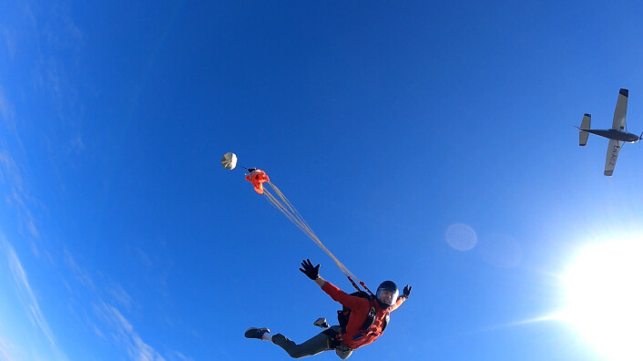 Hop n’ pop og blue skies. Jonas Gillingsrud noen sekunder etter exit. Hop n’ pop og blue skies. Jonas Gillingsrud noen sekunder etter exit.