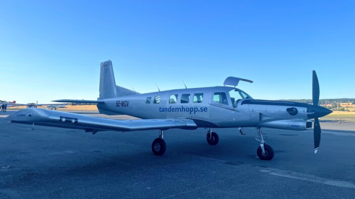 Stort fly på besøk! Gjestehopperne fra Näsinge ankom med en PAC. Stort fly på besøk! Gjestehopperne fra Näsinge ankom med en PAC.