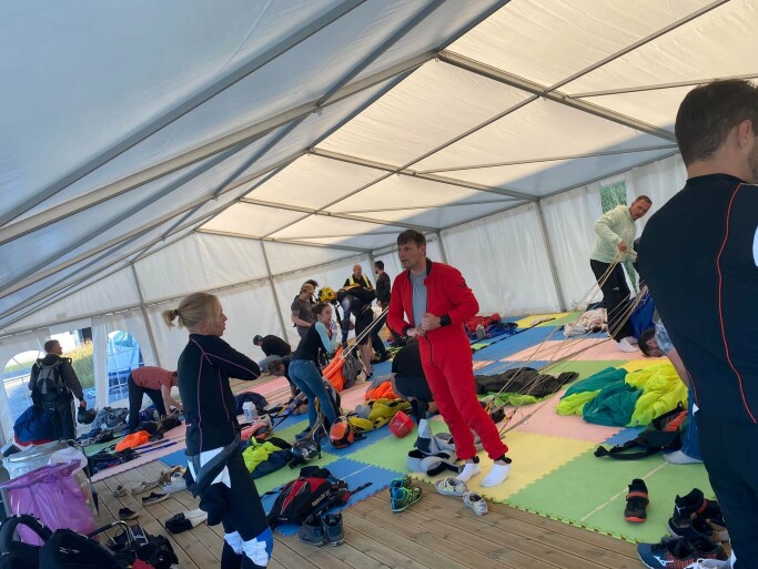Nytt pakketelt på Rakkestad, med svenske gjestehoppere for anledningen. Nytt pakketelt på Rakkestad, med svenske gjestehoppere for anledningen.