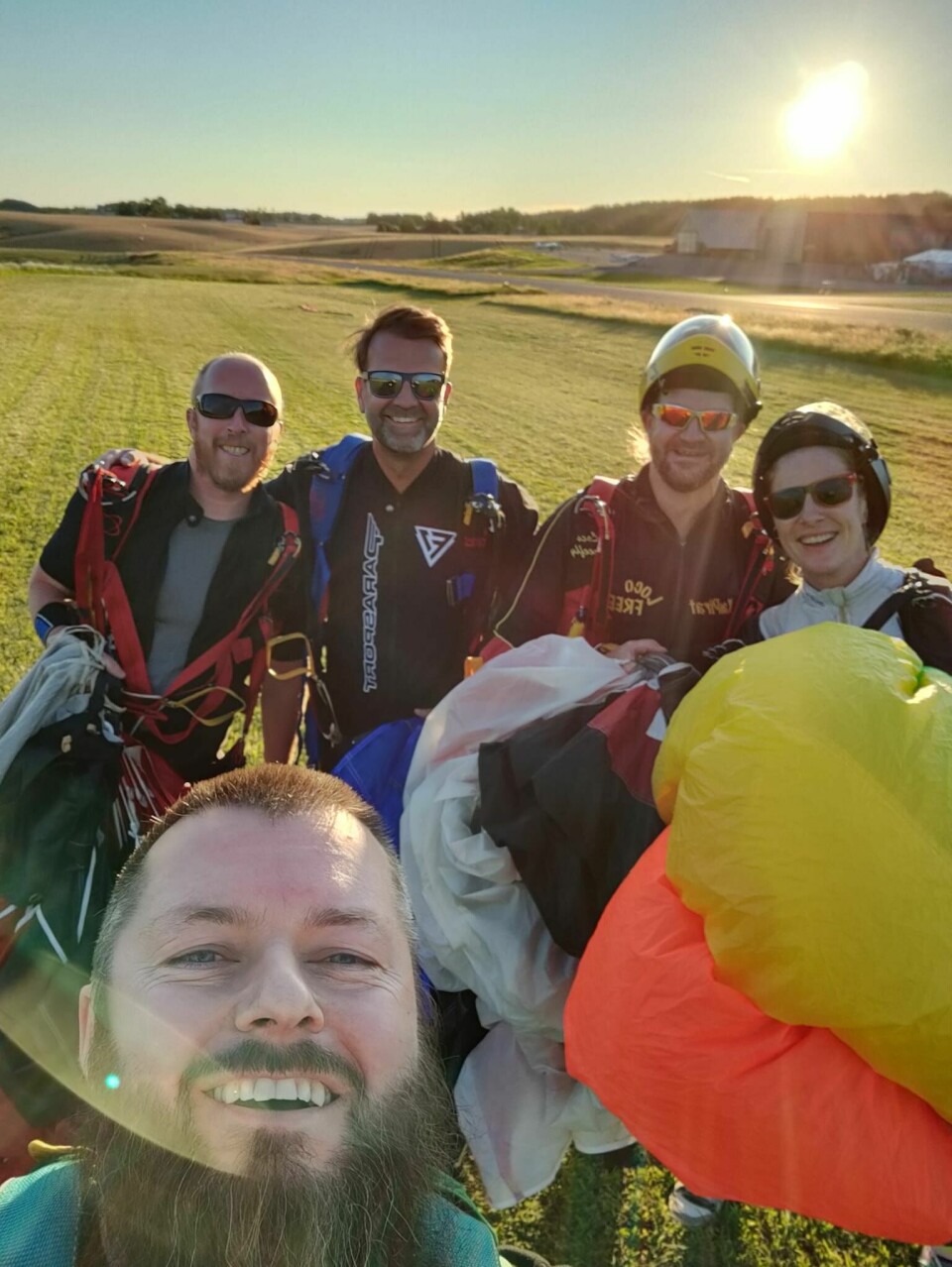 Blide hoppere etter sunsetload hos Skydive Viken. F.v. Amund Sæter, Ronny Haugen (foran), Lasse Skjennem, Kai Sellevold og Grete Kirsti Viste.