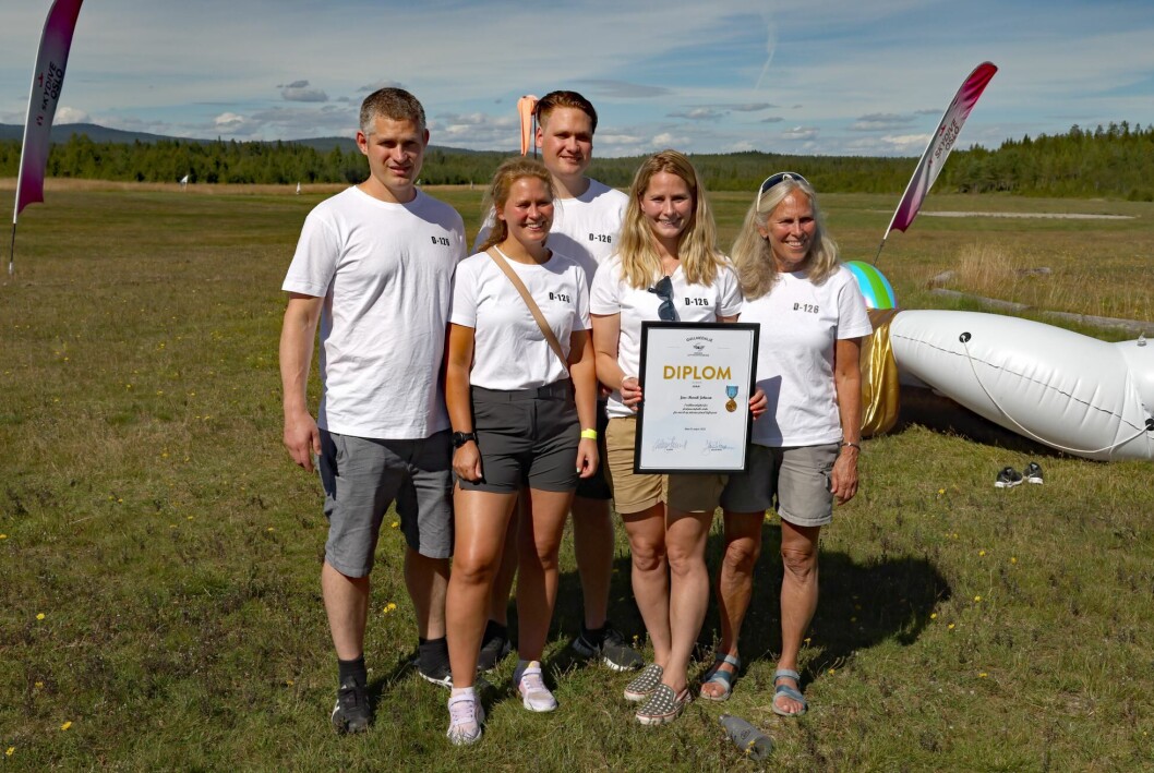 Hele familien med Jens-Henriks diplom. Hele familien med Jens-Henriks diplom.