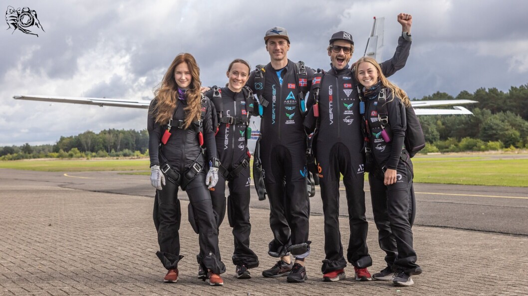 Thyra med det nyeste lagmedlemmet Silvana Disch Dornbergen, Camilla Marnor, hoppende coach Julian Frayne, kameraperson Dennis Barstad og Christiane Wilhelmine Sørfjord Tuv. Thyra med det nyeste lagmedlemmet Silvana Disch Dornbergen, Camilla Marnor, hoppende coach Julian Frayne, kameraperson Dennis Barstad og Christiane Wilhelmine Sørfjord Tuv.