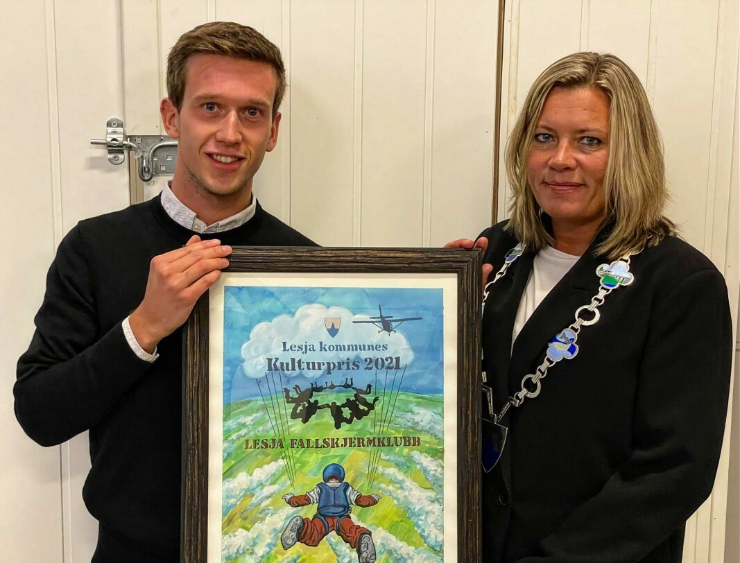 Erlend Flotten og Mariann Skotte under utdelingen av kulturprisen. Erlend Flotten og Mariann Skotte under utdelingen av kulturprisen.