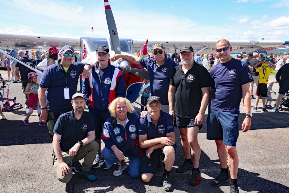 Foran LN-TSB, bakre rekke fra venstre: pilot Tom Skogsberg, Oddmar, Laffen, Bjørn og Magne. På kne fra venstre, bakkemannskap: Roar, Kirsten Tangen og fotograf Torolf Paulshus. Foran LN-TSB, bakre rekke fra venstre: pilot Tom Skogsberg, Oddmar, Laffen, Bjørn og Magne. På kne fra venstre, bakkemannskap: Roar, Kirsten Tangen og fotograf Torolf Paulshus.