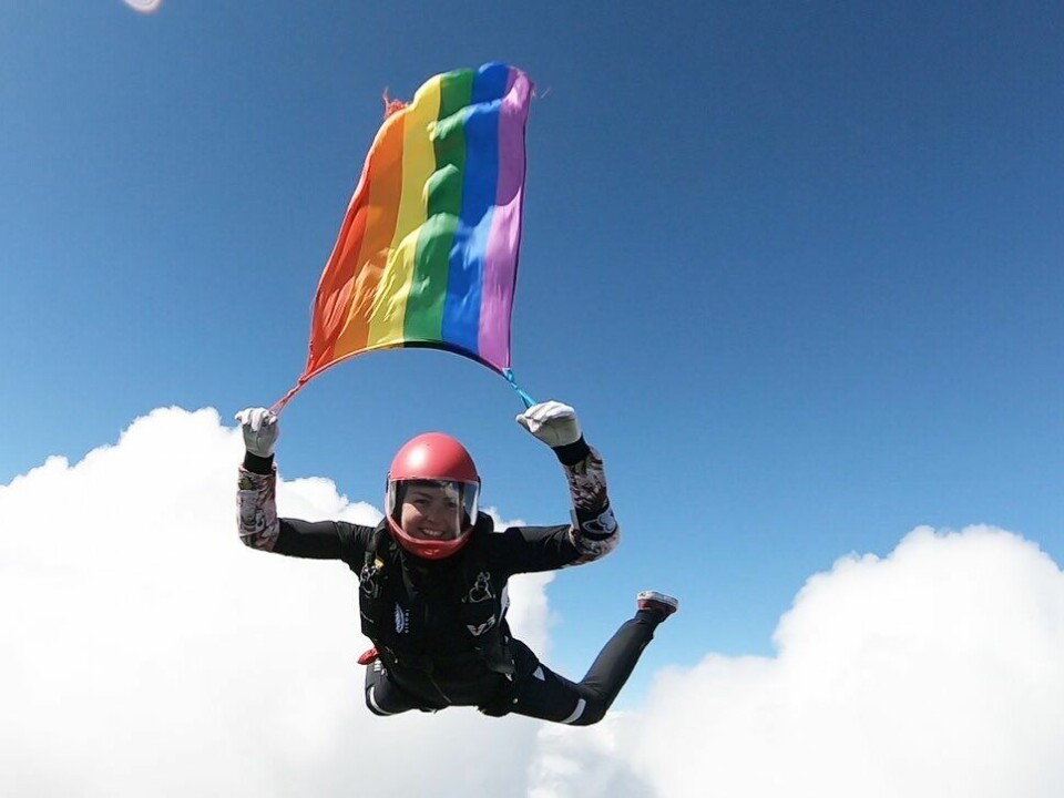 Heidi Petrine Eidsør hopper med pride-flagg.