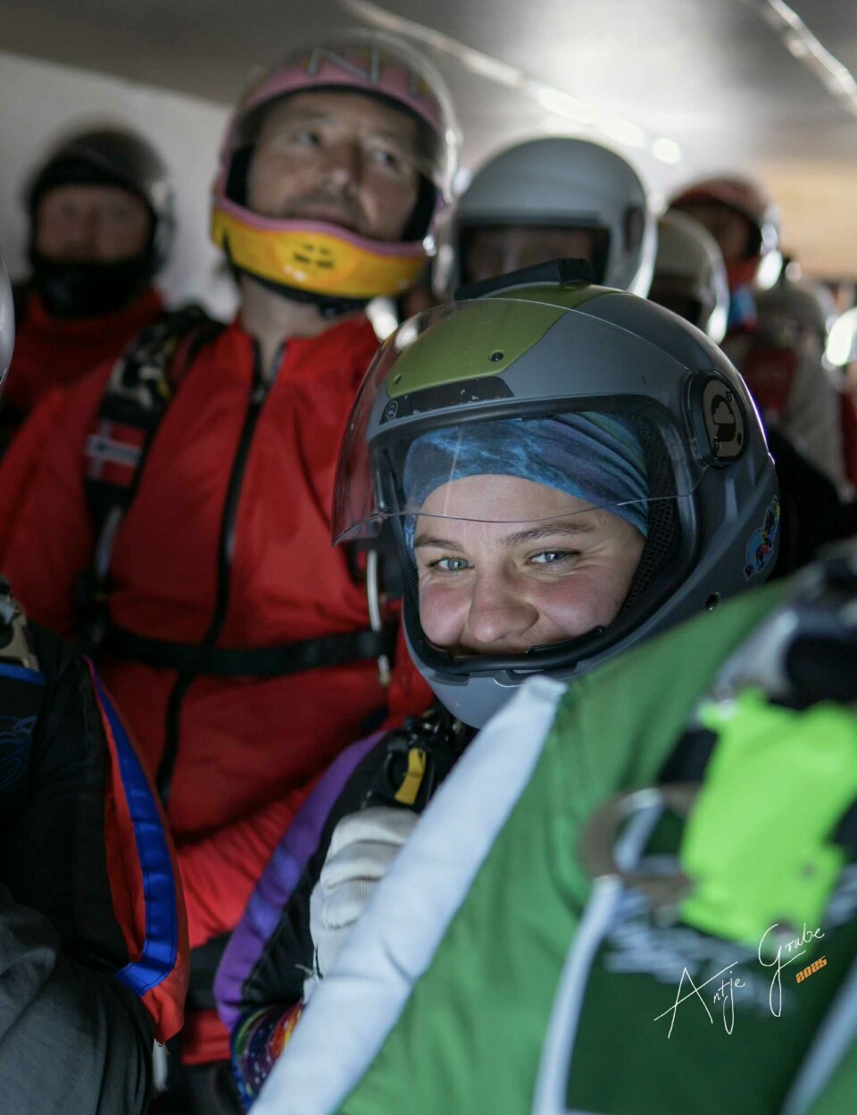 Ronny er her sammen Tora Holen, klar for en 46-way fra skyvan. Tora er her 27 år, og ble født et år og en måned etter Ronnys første hopp.